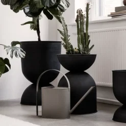Ferm Living Hourglass flower pot medium Ø40 cm, -dark grey Black Clearance