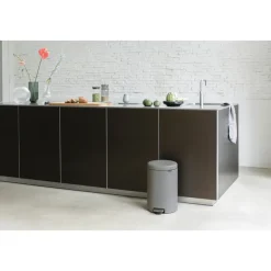 Brabantia New Icon pedal bin 20 liter, Mineral concrete Grey Hot