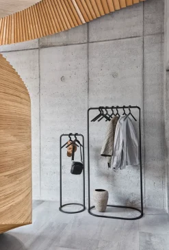 Woud O&O clothes hanger, Large Black Best