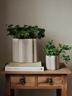 Broste Copenhagen Sonja flowerpot H:20 cm, Rainy Day Grey Hot